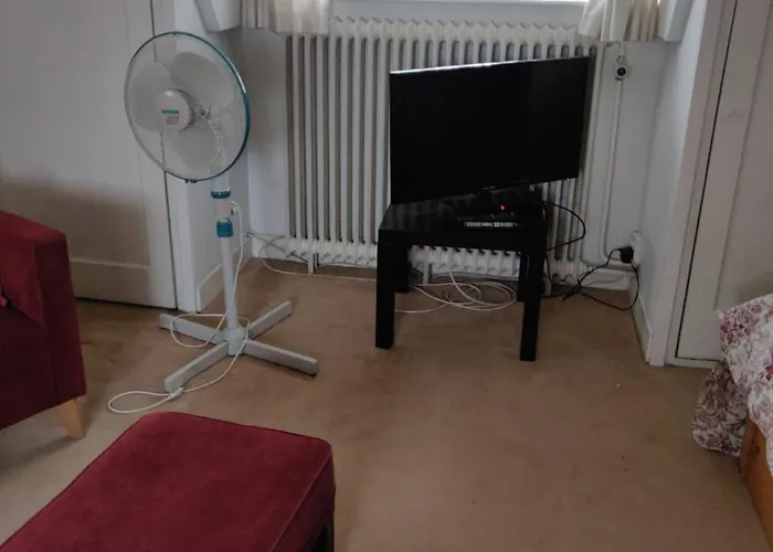 Zit slaapkamer op de 2e etage in een rietgedekte villa met gedeelde douche en keuken