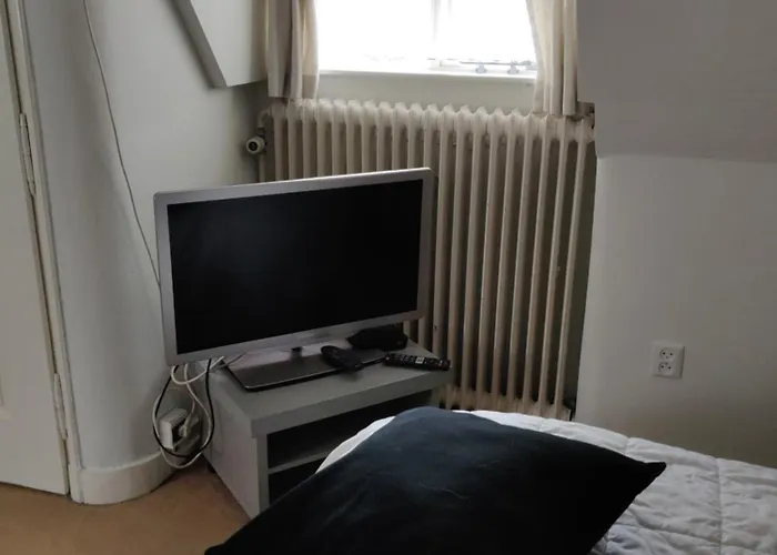 Zit slaapkamer op de 2e etage in een rietgedekte villa met gedeelde douche en keuken
